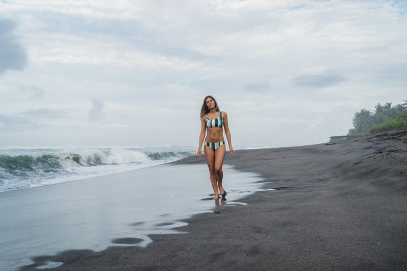 Frau in Bikini am Strand