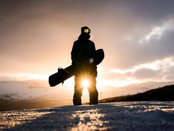 Snowboarder im Sonnenuntergang