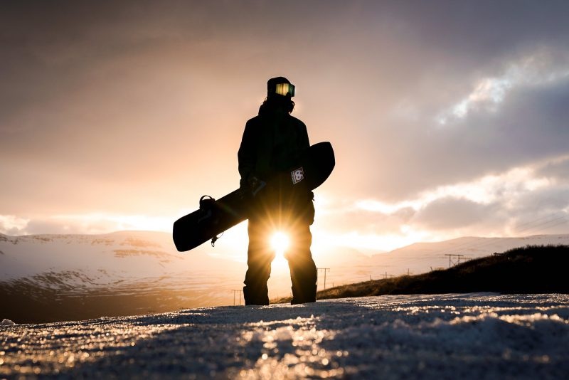 Snowboarder im Sonnenuntergang